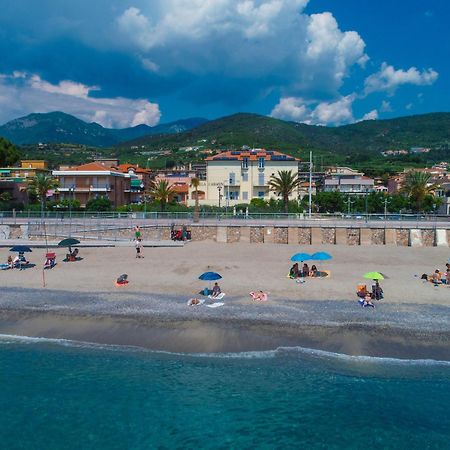 Residence Villa Carmen Fronte Mare A 50 Mt 피에트라리구레 외부 사진